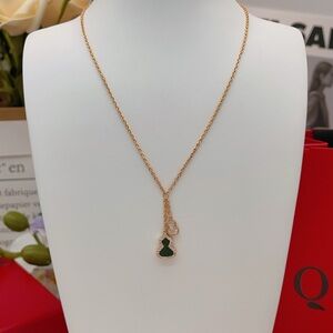 Elegant Gold Necklace with Green Pendant
